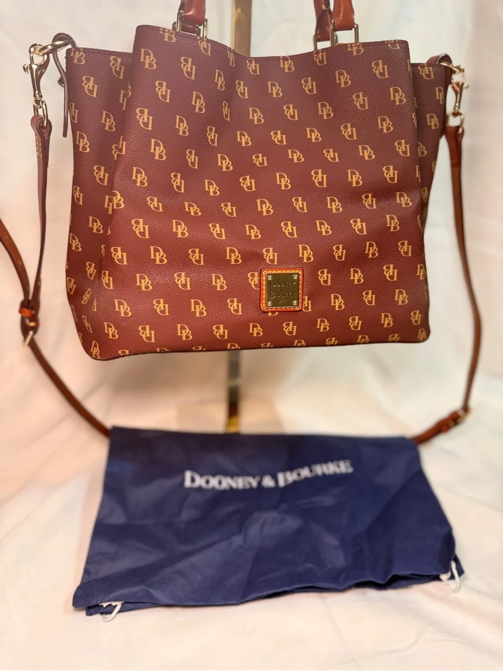 Dooney & Bourke classic dooney